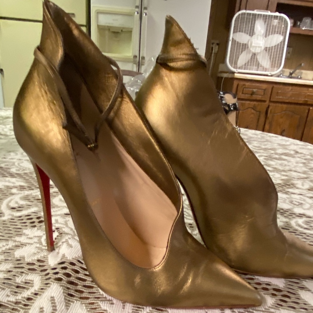 Louboutin size 40 gold Heels